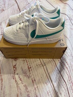 NIB Nike size 7.5